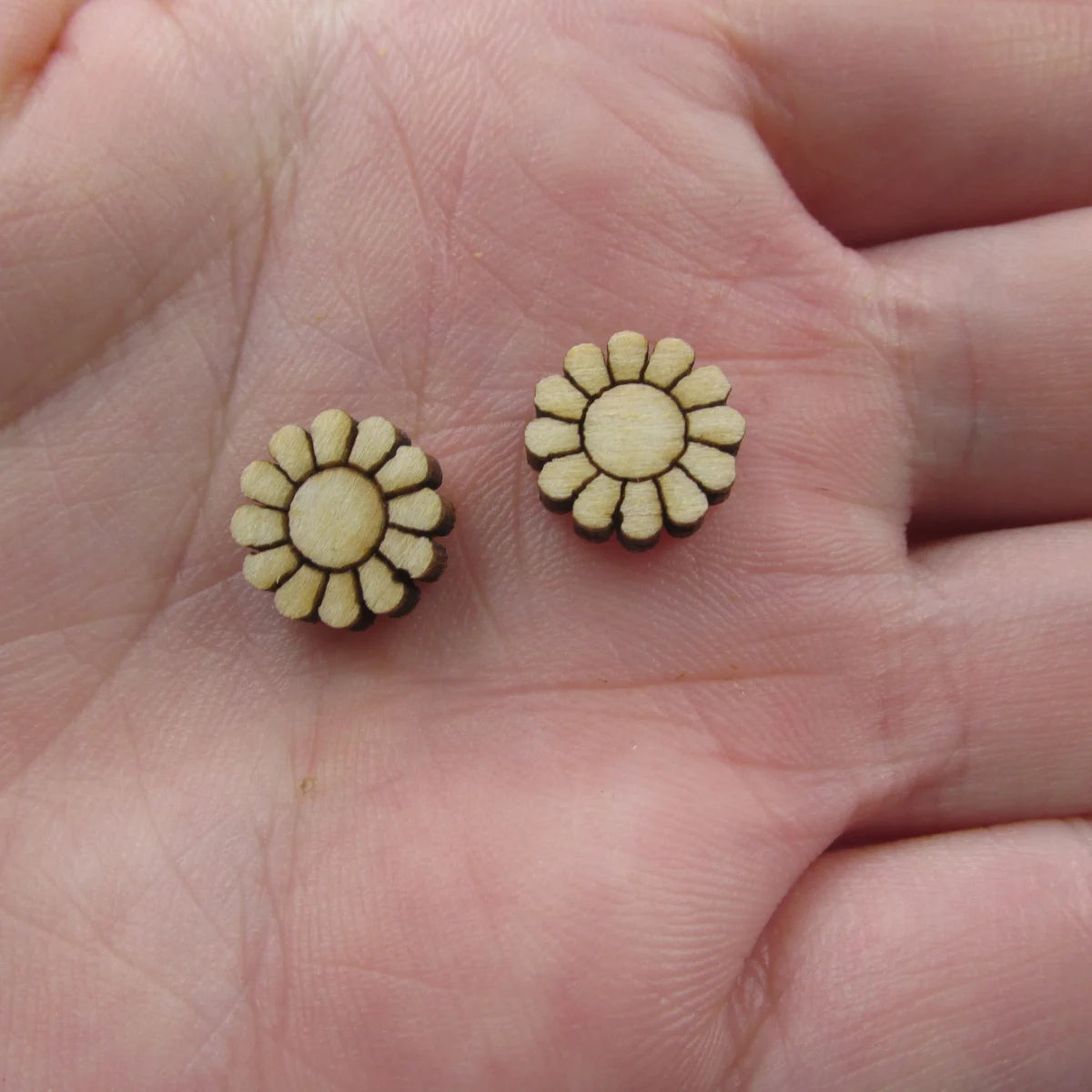 10pcs Unfinished Blank Tiny Daisy Flower Shape Mini Wood Stud Earring Boho Flowers Post Cabochon Charms