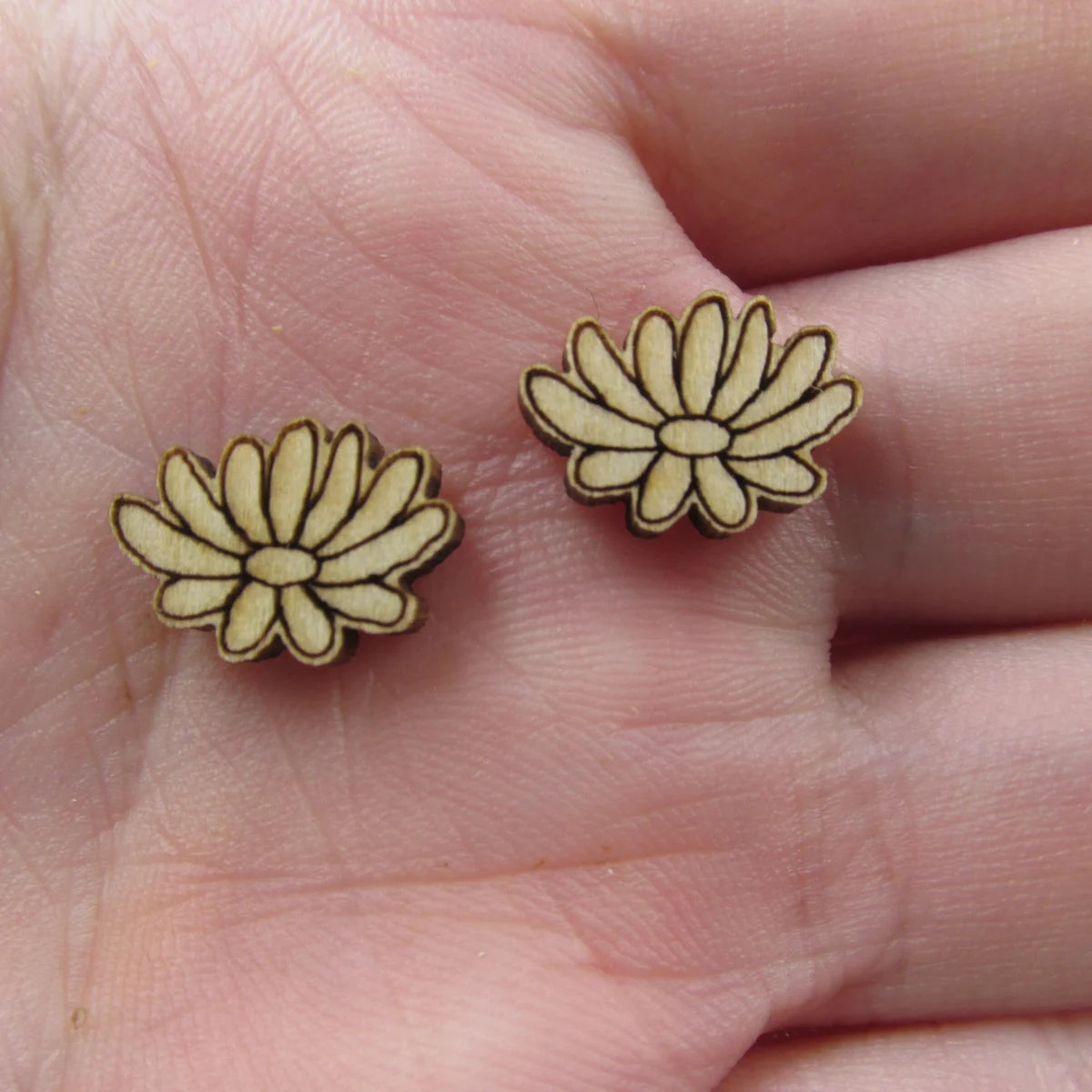 10pcs Unfinished Blank Tiny Daisy Flower Shape Mini Wood Stud Earring Boho Flowers Post Cabochon Charms