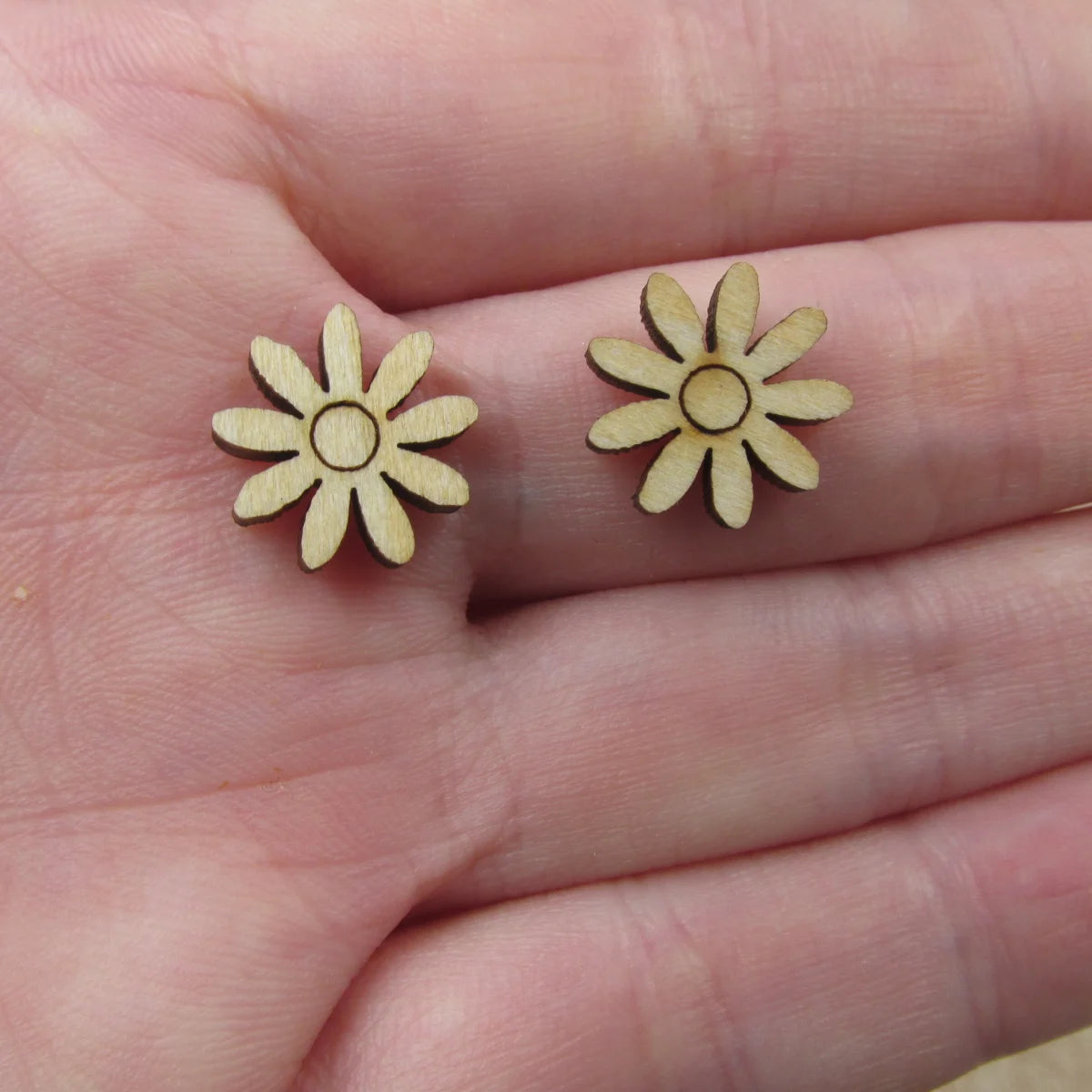 10pcs Unfinished Blank Tiny Vintage Flower Shape Mini Wood Stud Earring Post Ladies Cabochon Charms For Diy Project