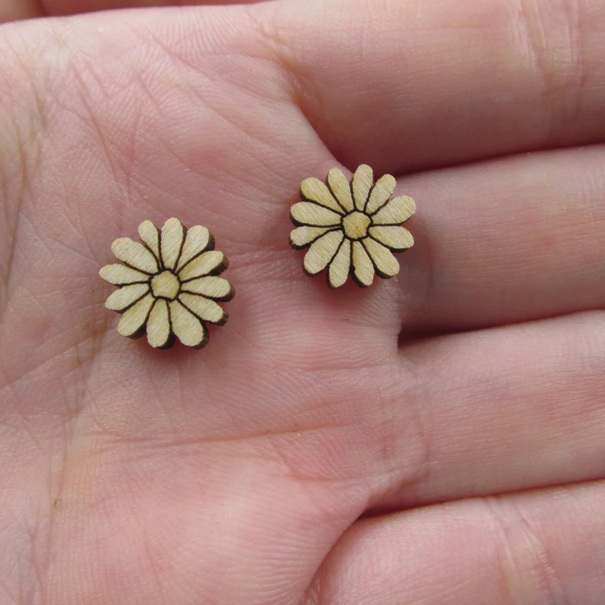 10pcs Unfinished Blank Tiny Daisy Flower Shape Mini Wood Stud Earring Boho Flowers Post Cabochon Charms